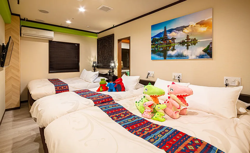 Living 5 - 2 Double Beds + Single Bed