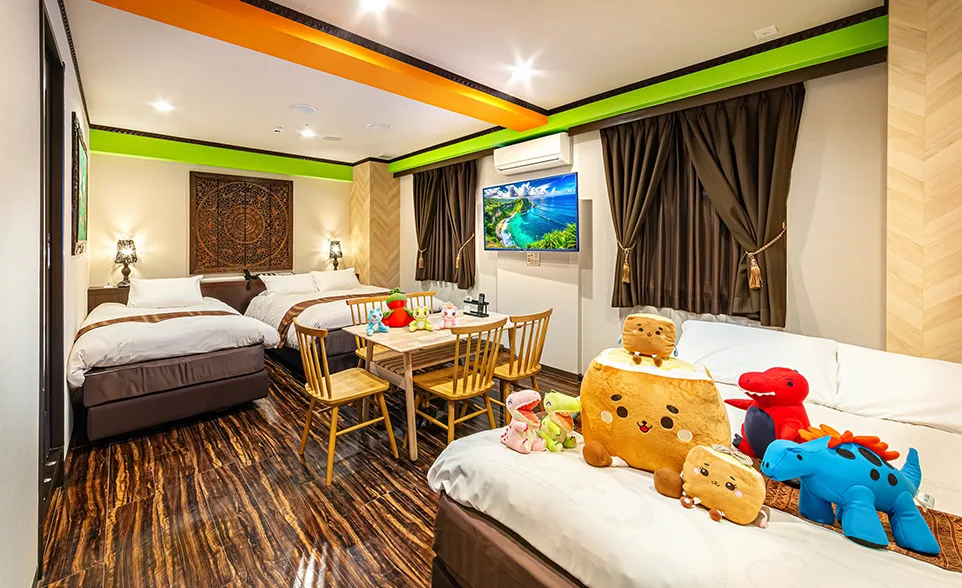 Casual 5 - 2 Double Beds + Single Bed