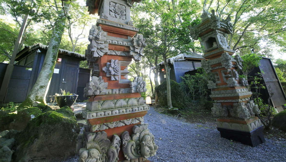 貸切温泉露天風呂への小路にあるバリの祭壇。おススメ写真スポットです。