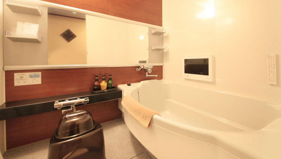 スイート・ルーム、バリ風和洋室、パセランドルームの内風呂はお二人様でもご入浴が出来る大型バスで、浴室TVも完備しております。