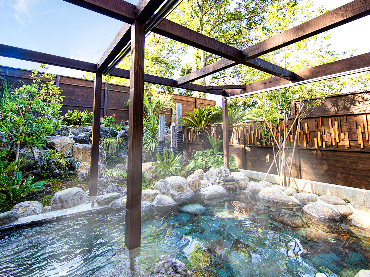 温泉露天風呂は可動パラソルを設置しておりますので、雨の日でも安心して入浴できます。