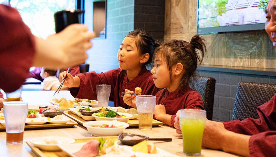 三世代で楽しい食事のひと時♪　ビュッフェならではのお子様から祖父祖母までお好きなものをお好きなだけ♪