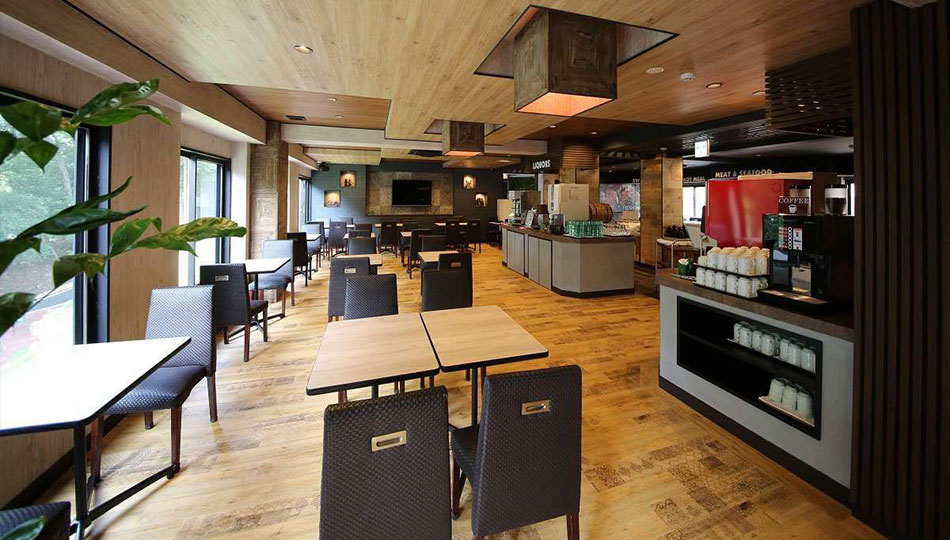 店内はデザインの異なる３つの空間に別れております。ゆとりの120席のお洒落なレストラン。