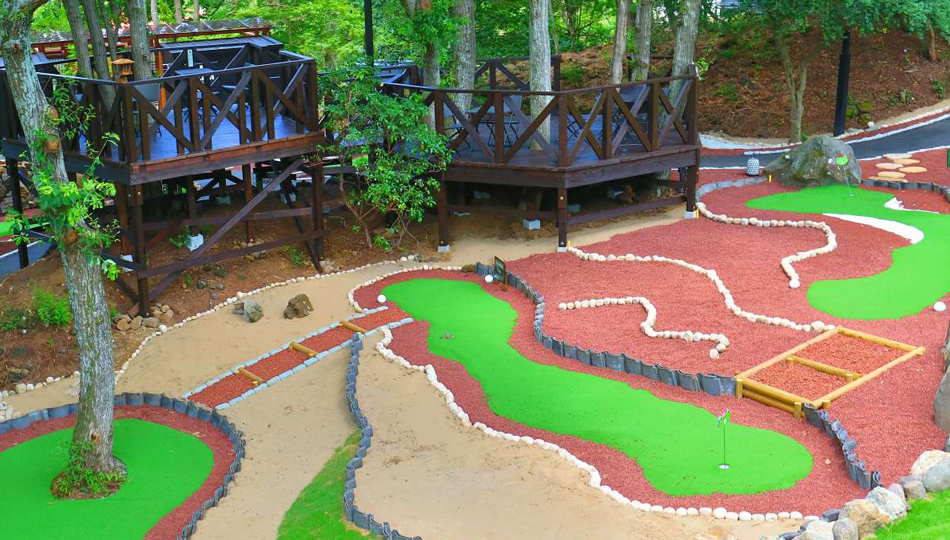 ツリーデッキテラスはパターゴルフなど、楽しくワクワクするフォレストの庭。