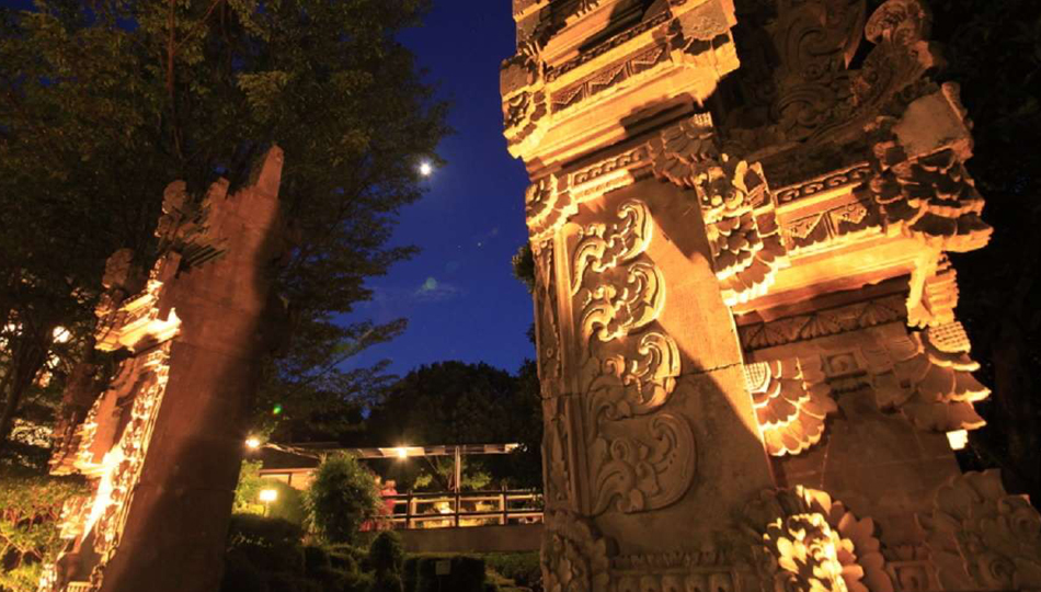 バリでは魔除けの意味がある割門が異国情緒溢れた夜に誘います。