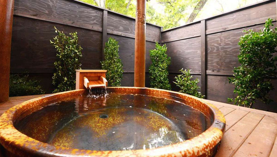信楽焼きの風呂とバリのガゼボを組み合わせたアジアンチックな露天風呂。カップルに人気です。